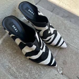 Brand new women’s pointed toe sling pumps.